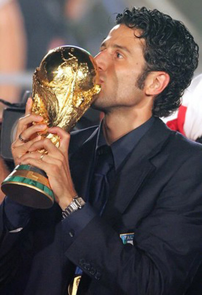 Mondiale 2006 (255).jpg - Italy's national soccer team player Fabio Grosso kisses the World Cup trophy during celebrations at the Circus Maximus in downtown Rome July 10, 2006.   REUTERS/Max Rossi  (ITALY)